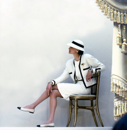 1983年Karl 正式入主Chanel，重新編寫時尚歷史。