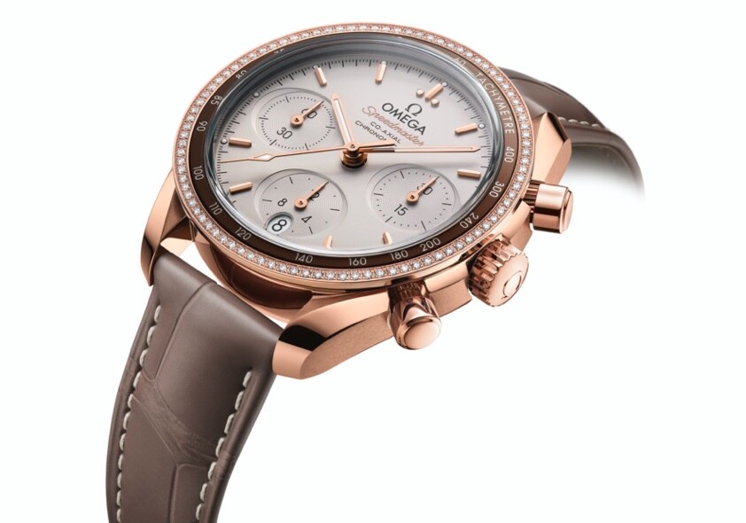 Speedmaster灰啡色皮革錶帶腕錶的指針和小時刻度都以18K Sedna金鑄造，6時位置
