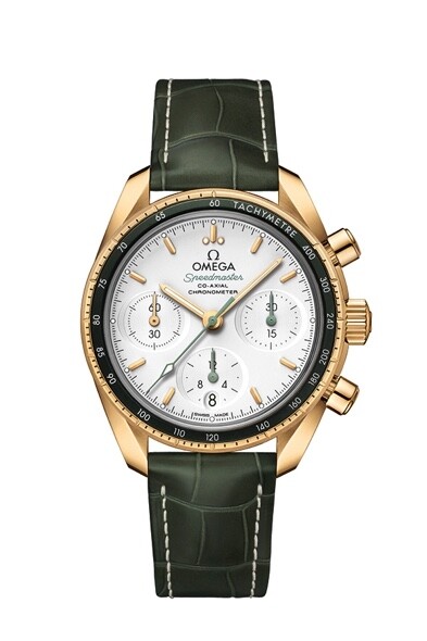 Speedmaster綠色皮革錶帶腕錶則採用亮麗的18K黃金製造，襯上銀乳白色錶面，錶