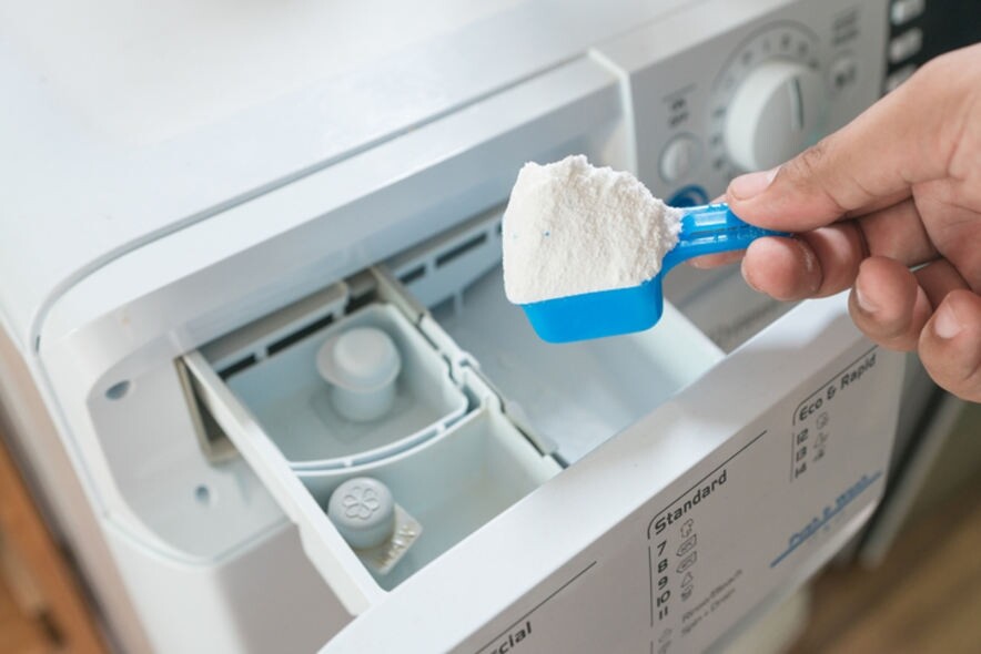 1. 越多洗衣粉越洗得乾淨 每款洗衣粉的包裝盒上都有註明洗衣粉與機