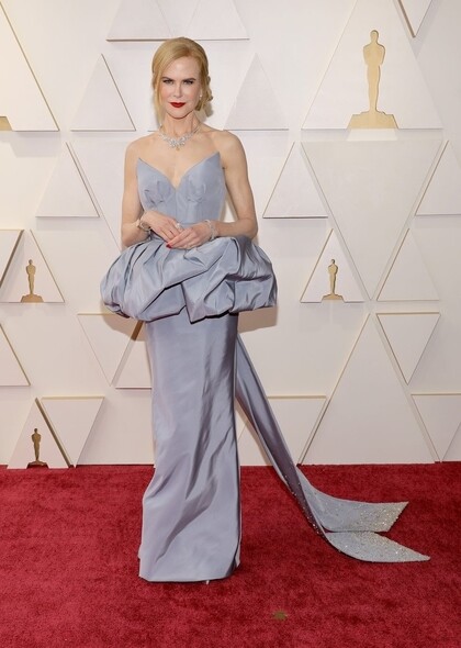 Nicole Kidman的淺灰色Armani Privé晚裝設計獨特，腰間的立體剪裁令裙子趣味十足，令華