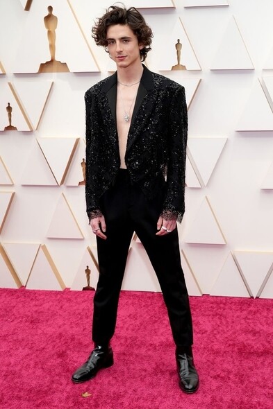 美男子Timothée Chalamet真空穿上訂製Louis Vuitton閃閃西裝，簡單而隆重，粉絲們都忍不住