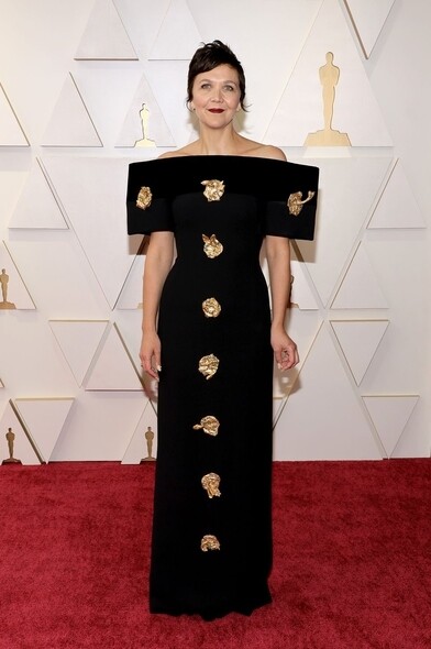 Maggie Gyllenhaal這身Schiaparelli剪裁簡潔有力，黑色立體闊膊晚裝配上金色浮雕裝飾，時尚又