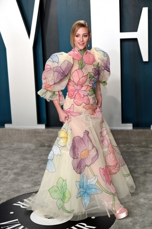 Lili Reinhart穿上花卉圖案薄紗禮服，配搭Stuart Weitzman的粉色綢緞Bonita厚底高跟涼鞋。