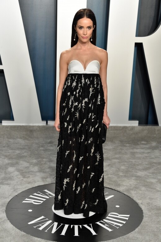 Abigail Spencer穿上Givenchy綴以水晶花卉釘珠的黑白禮服。
