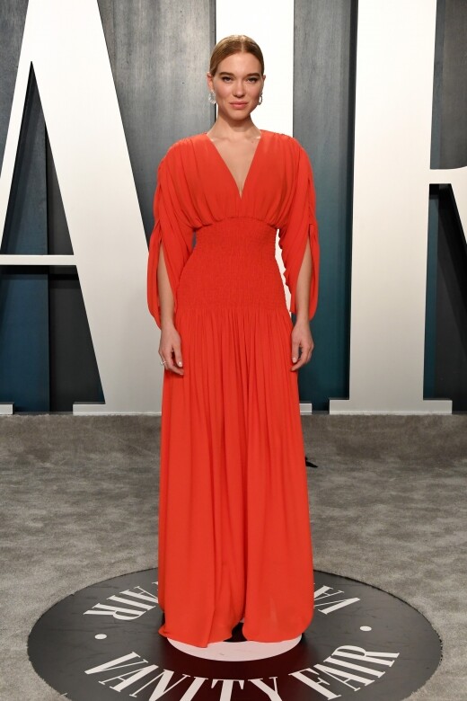 Léa Seydoux穿上Louis Vuitton的橙紅色深V禮服。