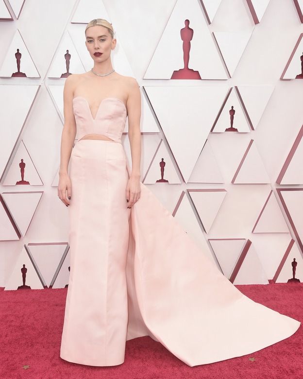 被提名最佳女主角的Vanessa Kirby以粉紅色的Gucci訂製晚裝作為紅地毯戰衣。