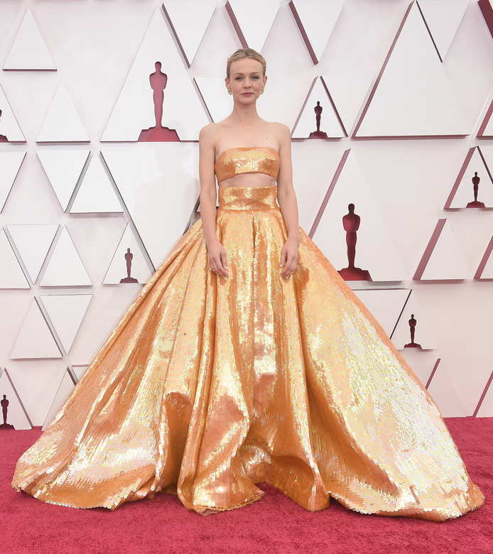 英國演員Carey Mulligan身穿Valentino 2021春夏高級訂製晚裝，耀眼的金色泡泡裙叫誰不讓
