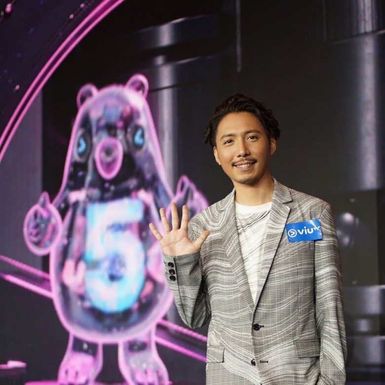 在陳子豐出席ViuTV五周年活動時，他選擇了本地設計師Harrison Wong的數碼印花西