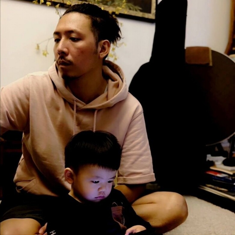 作為好爸爸，陳子豐經常與兒子同框拍照，紮起頭髮的他身穿裸色短袖衛