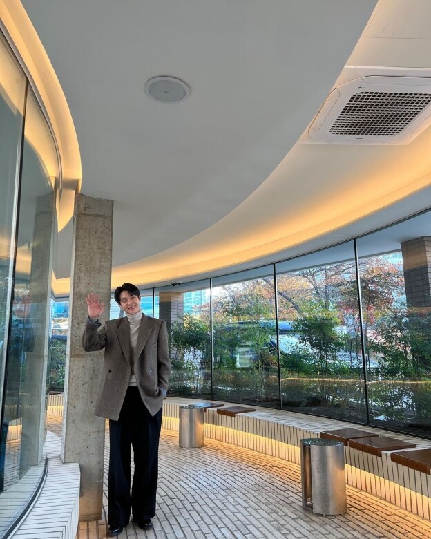 穿起斯文得體的西裝外套的崔宇植，多了一份30+的紳士魅力。Photo：https://www.instagram.com