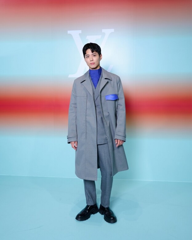 今年6月，他前往泰國出席Louis Vuitton 2022年秋冬時裝騷，灰色西裝套裝內襯一件