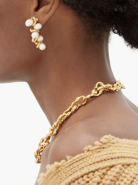 Alighieri的這款The Calliope耳環以24K鍍金青銅框架和光滑的淡水珍珠製成，在倫敦