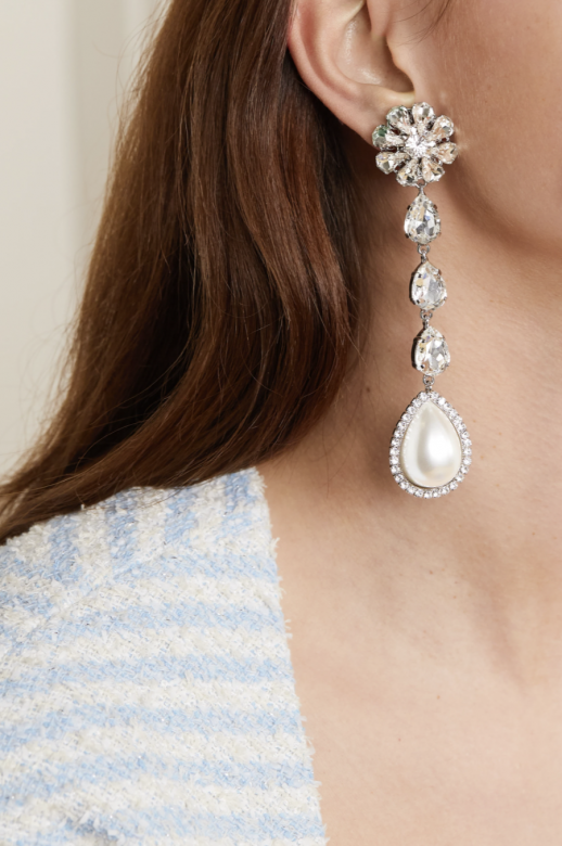 Alessandra Rich這款夾扣式耳環於意大利製成，採用銀色金屬，並鑲有水晶的花朵狀