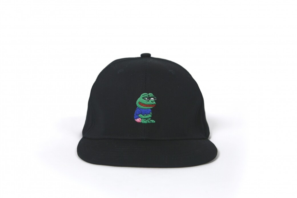 Pepe刺繡棒球帽 $128易配襯的黑色及白色cap帽，均繡了Pepe的樣子於正中央，而