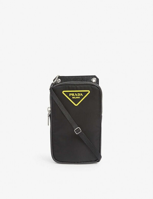 這款logo尼龍手機袋包含了品牌的經典元素，可調節和可拆除的肩帶方便