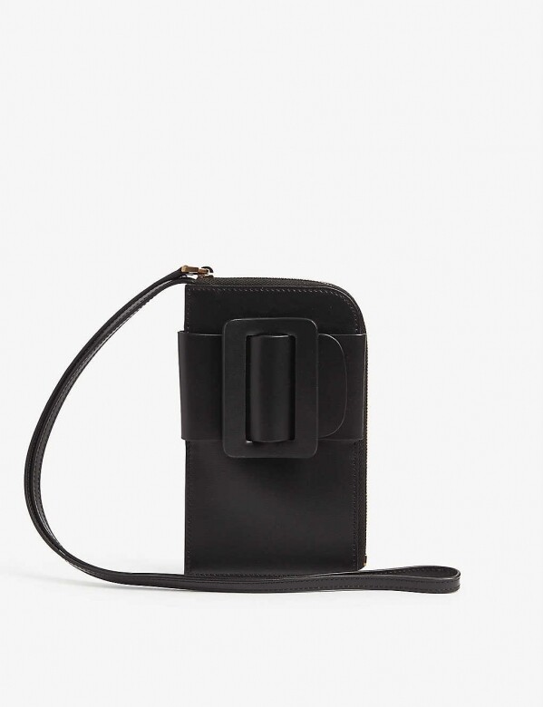 Boyy這款全黑手機袋以品牌經典釦帶為亮點，展現極簡風格。