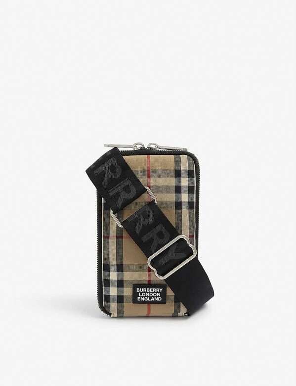 這款Burberry的手機袋以經典格紋為亮點，配搭可調節的粗肩帶，展現復古街頭