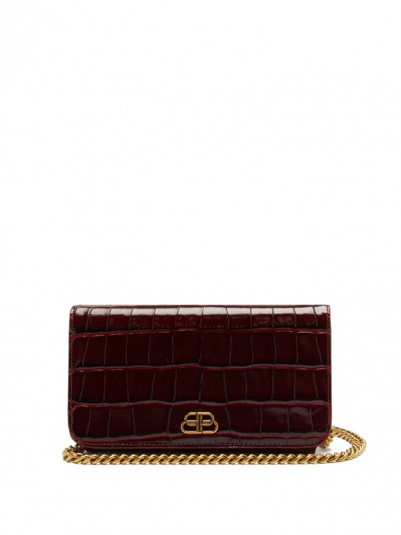 這款酒紅色的手機袋手袋展示了Balenciaga的奢華配飾，袋前部帶有BB徽標，並在