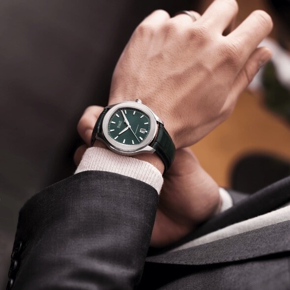 Piaget Polo S推出綠色錶盤限量版，面盤的孔雀綠迷幻，漸變出湛綠色與神秘藍