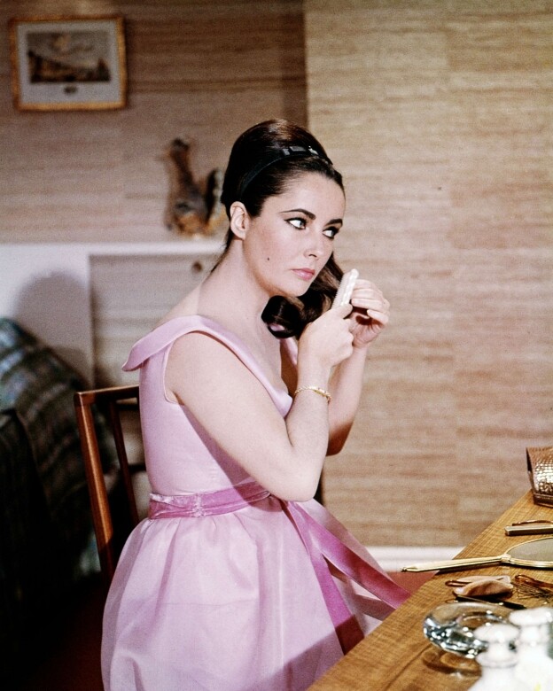 年份：1963年電影：《V.I.P.s》導演：Anthony Asquith電影造型：Elizabeth Taylor身穿富有60年代剪裁風
