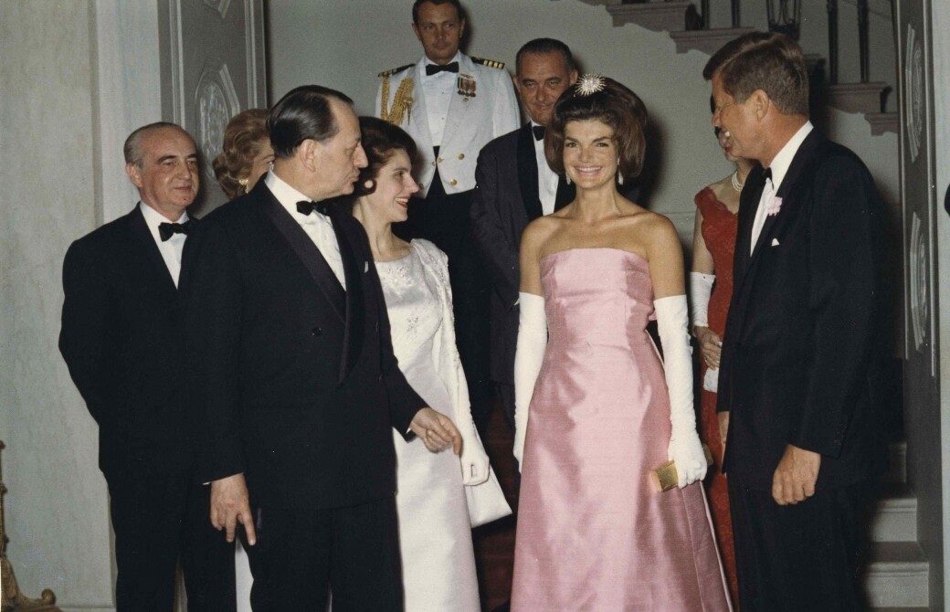 美國前第一夫人Jacqueline Kennedy至今也被公認為60年代時尚引領者，她自小熱愛歐