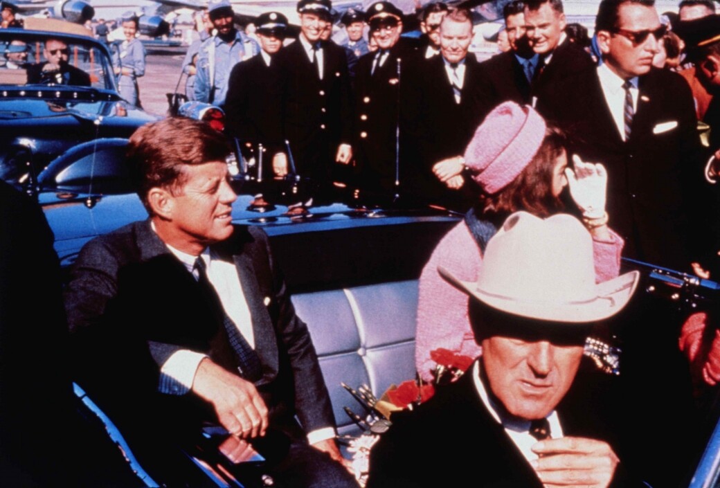1963年11月22日，甘迺迪總統不幸被刺殺當日，身旁的甘迺迪夫人正是身穿