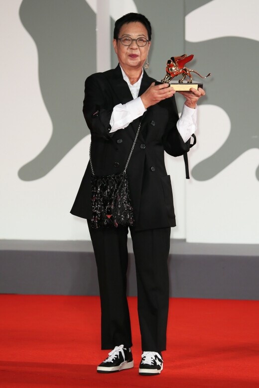 先要知道，執導45年的許鞍華，是首位獲得金獅終身成就獎的華人女導演