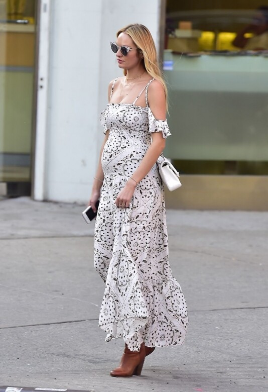 荷葉邊的白色圖案長裙，令Candice Swanepoel這位維密天使即使是在懷孕期間，也能在