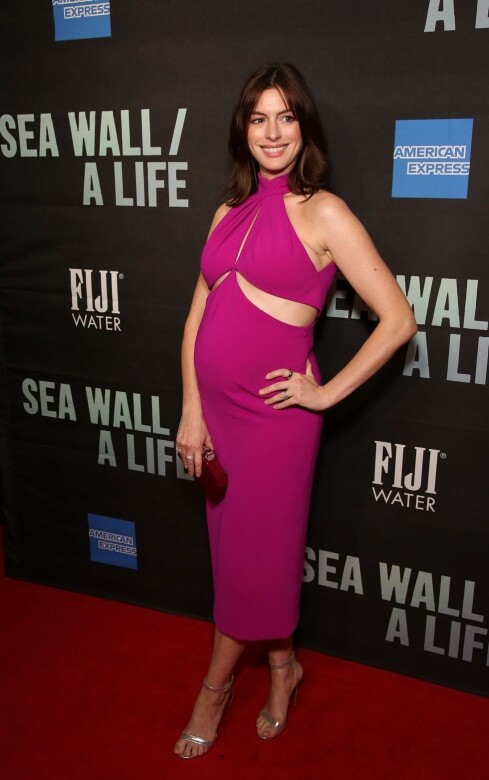 Anne Hathaway告訴大家，即使是在懷孕期間也可以展露性感！她在早前到百老匯出