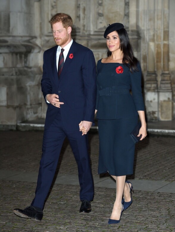 Meghan於十一月出席倫敦西敏寺教堂所舉辦的和平紀念日時，以深藍色coat dress