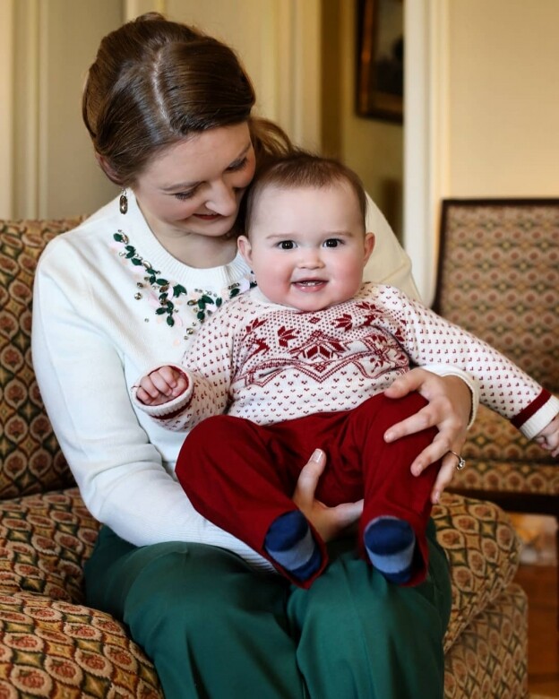 今年2月為慶祝爸爸紀堯姆王儲生日，查爾斯王子身穿紅白圖紋冷衫與