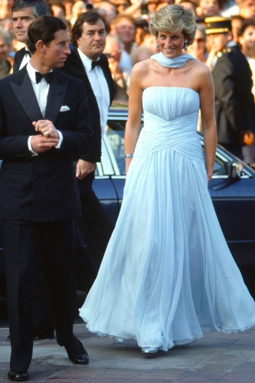 戴安娜王妃出席康城電影節時穿着這件看起來很簡單，卻很經典的「灰姑