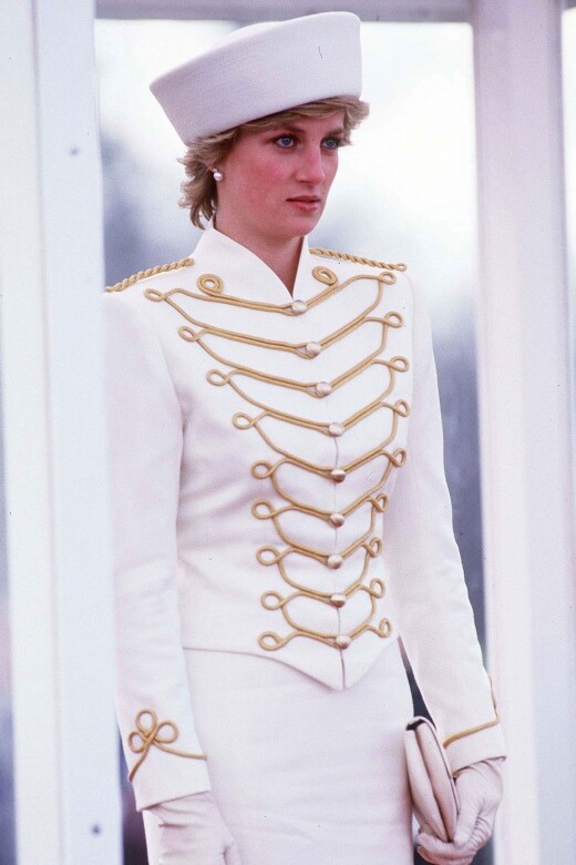 戴安娜王妃一身白色和金色的軍事風格套裝很有氣勢。