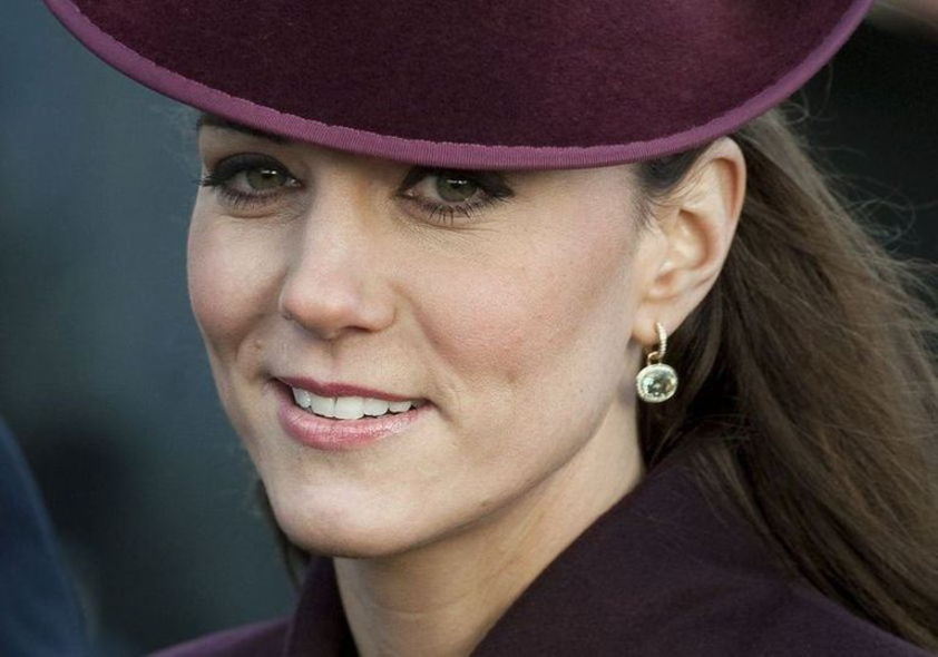 而凱特其它私人珠寶的款式大多都比較簡約。成為王妃後的第一個聖誕