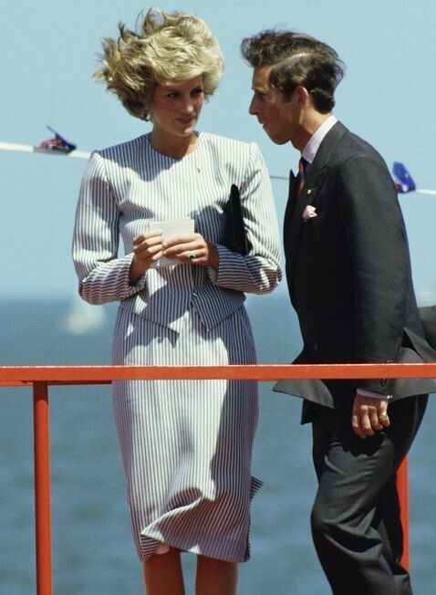 哈里王子出生僅一年後，查爾斯王子和戴安娜王妃於1985年10月第二次訪