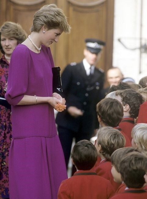 1986年，戴安娜王妃穿着紫紅色低腰連身裙，配襯短珍珠鏈，搶眼得來不失大