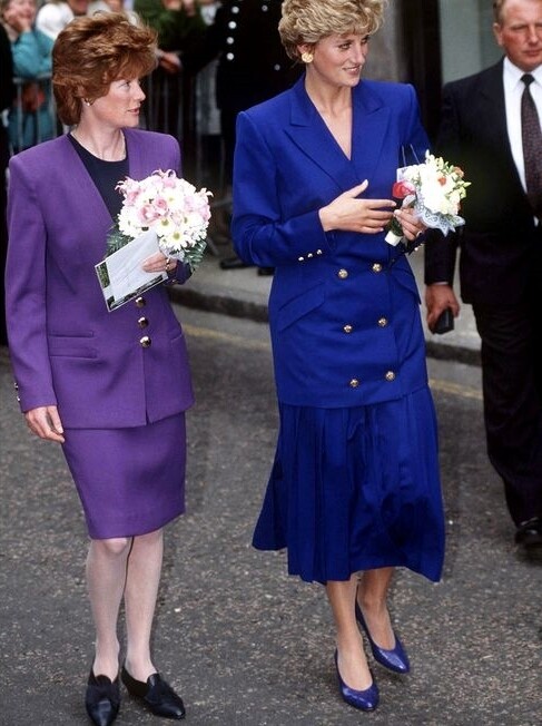 然後，她便把套裝送給姐姐。1992年9月9日，Sarah McCorquodale被拍到穿著同一件紫色西