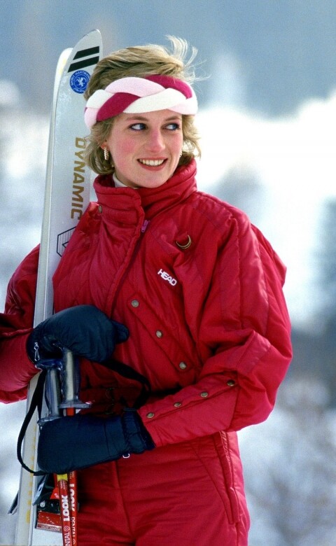 戴安娜王妃在瑞士Klosters度假期間，穿着紅色的滑雪服，頭戴辮狀髮帶，這個造