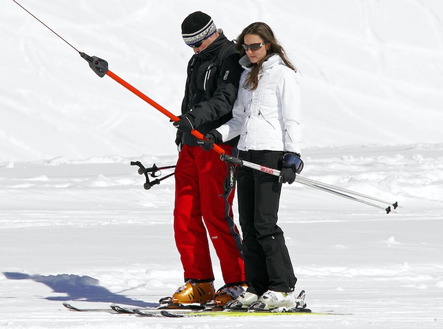 在2008年，凱特的身份只是威廉王子的女朋友，當時她穿上白色滑雪褸，黑白