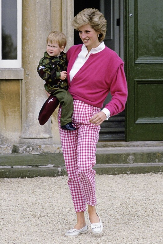 1986年，當時才兩歲的哈里王子跟媽媽戴安娜王妃在Highgrove House（皇室的避暑地）合