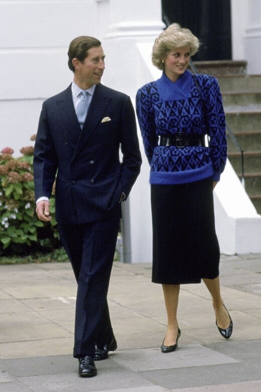 1985年，又是查里斯王子跟戴妃一起送威廉王子去上學的畫面，只不過當時