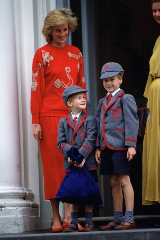 1989年9月，黛安娜王妃再次到威瑟比學校，這次是哈利王子第一天上學，一