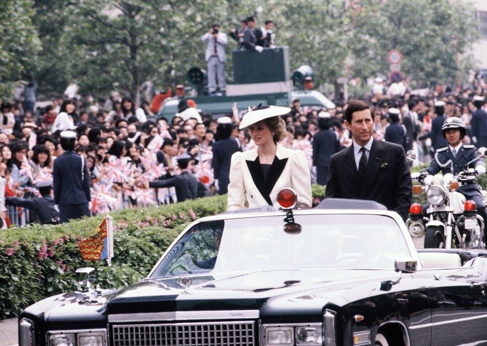 與查爾斯王子在日本東京外訪巡遊，戴安娜王妃身穿黑白西裝和帽子，經