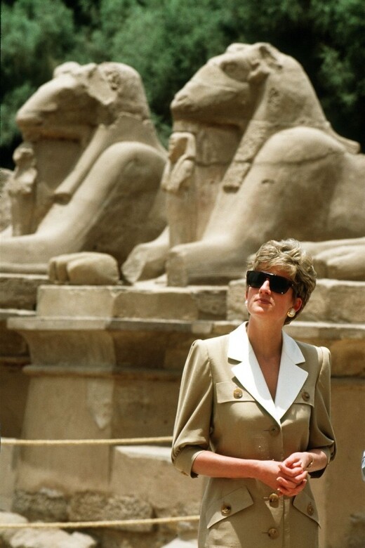 在參觀埃及盧克索的卡納克神廟時，戴安娜王妃穿起Catherine Walker連身裙，配搭太
