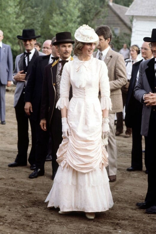 在加拿大外訪期間，戴安娜王妃穿上受愛德華時代風格啟發的奶白色連