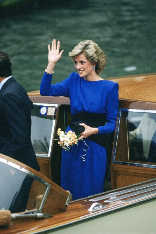 戴安娜王妃穿上Bruce Oldfield寶藍色連身裙在意大利威尼斯乘船遊覽，配搭藍寶