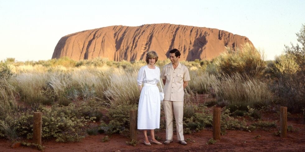 訪問澳洲期間，戴安娜王妃與查理斯王子站在艾爾斯岩（Ayers Rock）前面，戴妃穿
