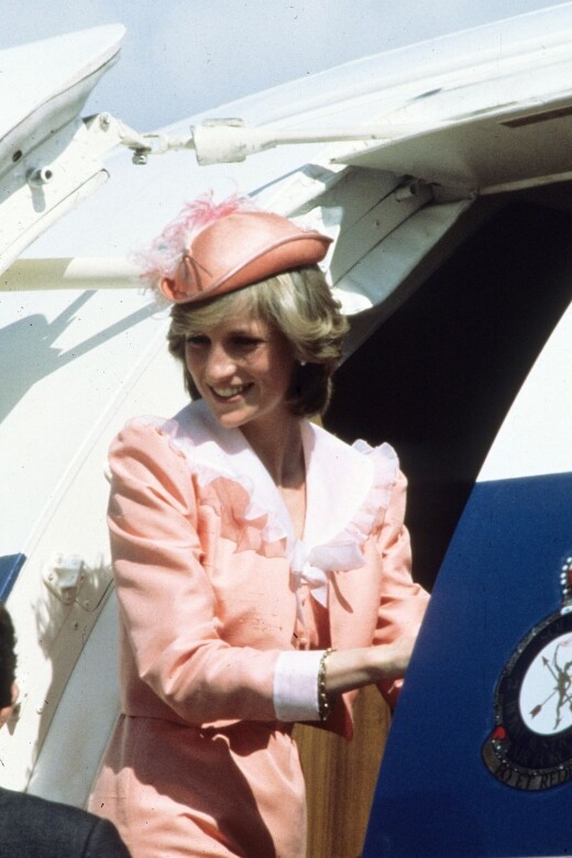 在她第一次對澳大利亞進行正式海外訪問時，穿著粉紅色的Bellville Sassoon西裝和