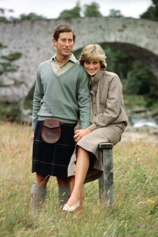 度蜜月期間，查理斯王子和戴安娜王妃在威爾士的迪河（River Dee）遊玩，戴安娜